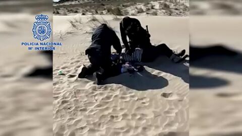 Dos agentes salvan la vida de una mujer en Sagunto que ingiri&oacute; gran cantidad de pastillas y alcohol