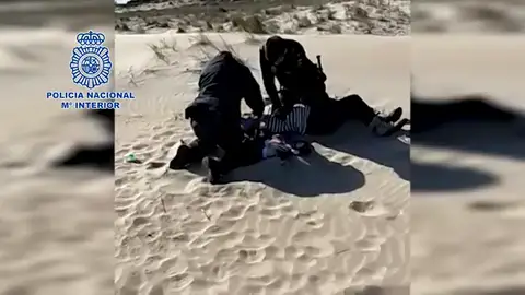 Dos agentes salvan la vida de una mujer en Sagunto que ingirió gran cantidad de pastillas y alcohol Dos agentes salvan la vida de una mujer en Sagunto que ingirió gran cantidad de pastillas y alcohol