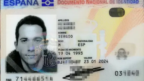 Fotografía DNI del joven que sale con el palillo en la boca Fotografía DNI del joven que sale con el palillo en la boca