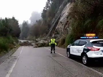 Un desprendimiento de piedras y tierra corta la salida de Cangas Un desprendimiento de piedras y tierra corta la salida de Cangas