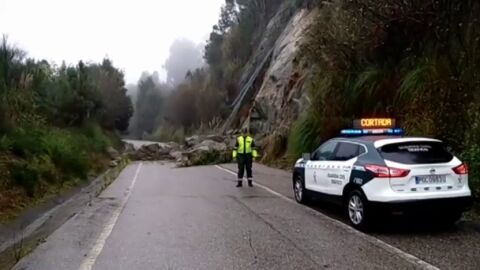 Un desprendimiento de piedras y tierra corta la salida de Cangas