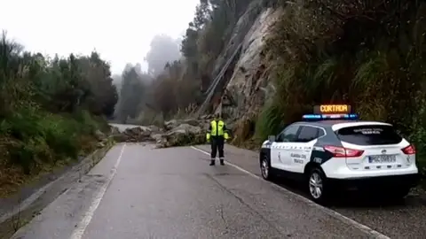 Un desprendimiento de piedras y tierra corta la salida de Cangas Un desprendimiento de piedras y tierra corta la salida de Cangas