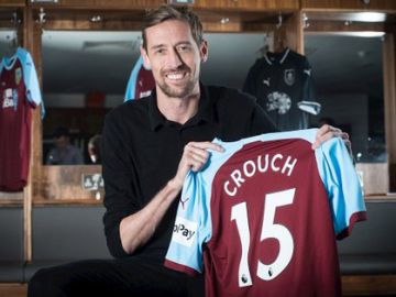 Crouch posa con la camiseta del Burnley