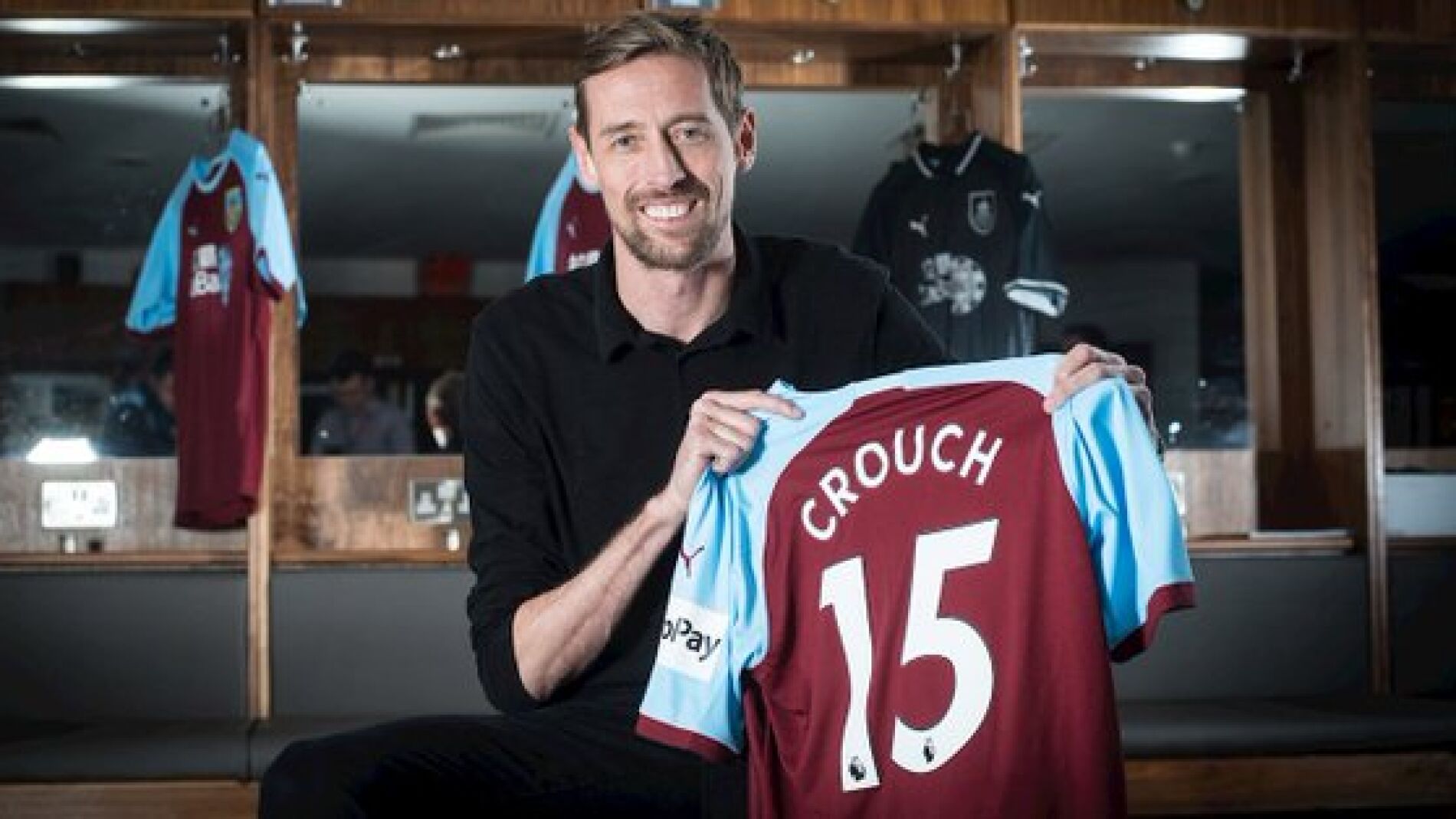Crouch posa con la camiseta del Burnley
