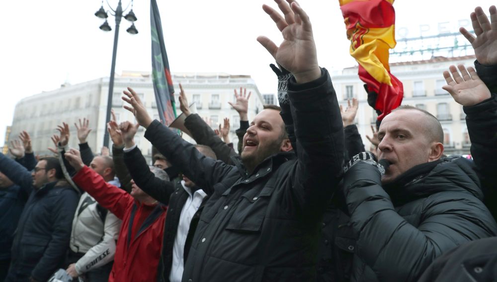 Concentración de los taxistas, por segundo día consecutivo, en la madrileña Puerta del Sol