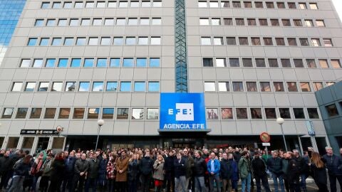  Los trabajadores de Efe se han concentrado este mediod&iacute;a a las puertas de la sede central en Madrid