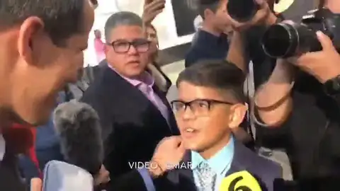 El tierno gesto de Juan Guaidó con un niño que le para en la calle para agradecerle lo que está haciendo El tierno gesto de Juan Guaidó con un niño que le para en la calle para agradecerle lo que está haciendo