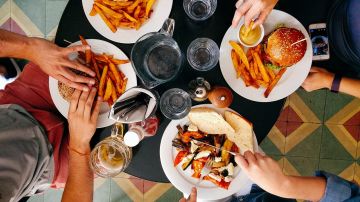 cuatro personas comiendo en un restaurante