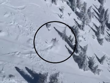 Un esquiador, sepultado por una avalancha