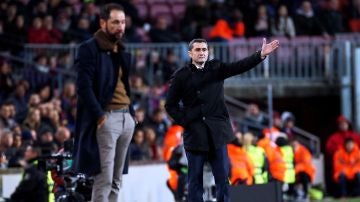 Ernesto Valverde, en la banda del Camp Nou