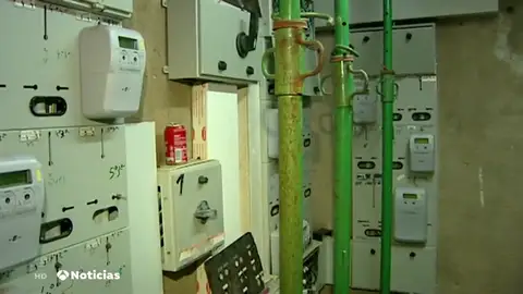 El Puche lleva cuatro meses sin luz por los enganches ilegales que sobrecargan la red El Puche lleva cuatro meses sin luz por los enganches ilegales que sobrecargan la red