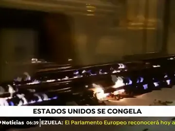 Prenden fuego a las vías de un tren para poder circular por ellas Prenden fuego a las vías de un tren para poder circular por ellas