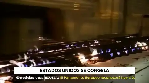 Prenden fuego a las vías de un tren para poder circular por ellas Prenden fuego a las vías de un tren para poder circular por ellas