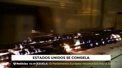 Ola de frío en EEUU: prenden fuego a las vías de un tren de Chicago para poder circular por ellas