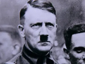 Persiguiendo a Hitler - Capítulo 1: La caza comienza Persiguiendo a Hitler - Capítulo 1: La caza comienza