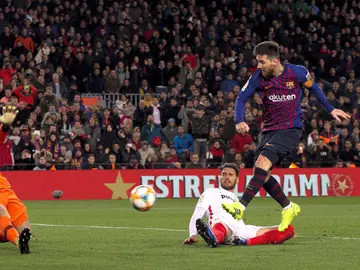 Leo Messi marcando gol ante el Sevilla en el partido de Copa del Rey Leo Messi marcando gol ante el Sevilla en el partido de Copa del Rey