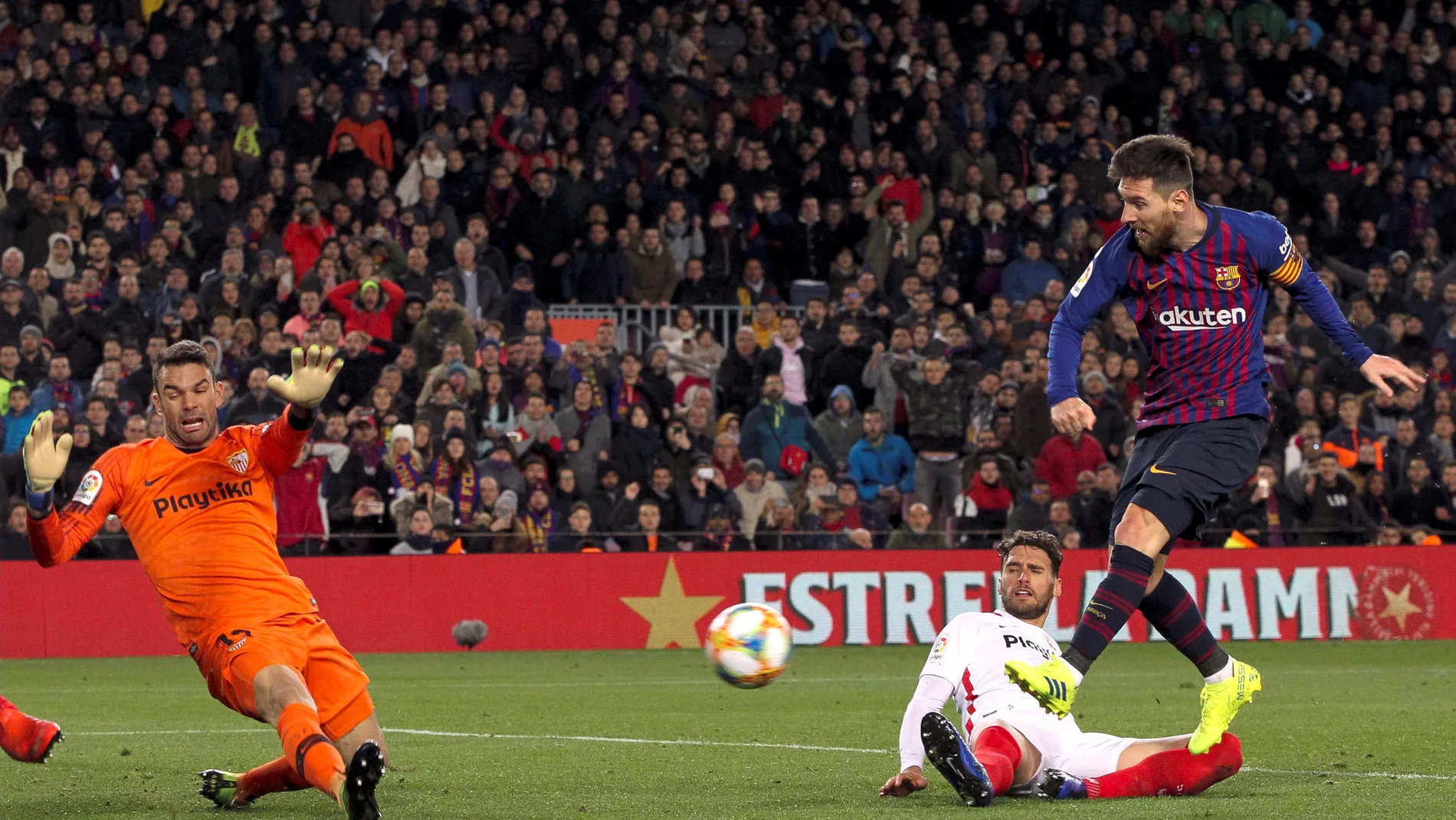 Leo Messi marcando gol ante el Sevilla en el partido de Copa del Rey Leo Messi marcando gol ante el Sevilla en el partido de Copa del Rey