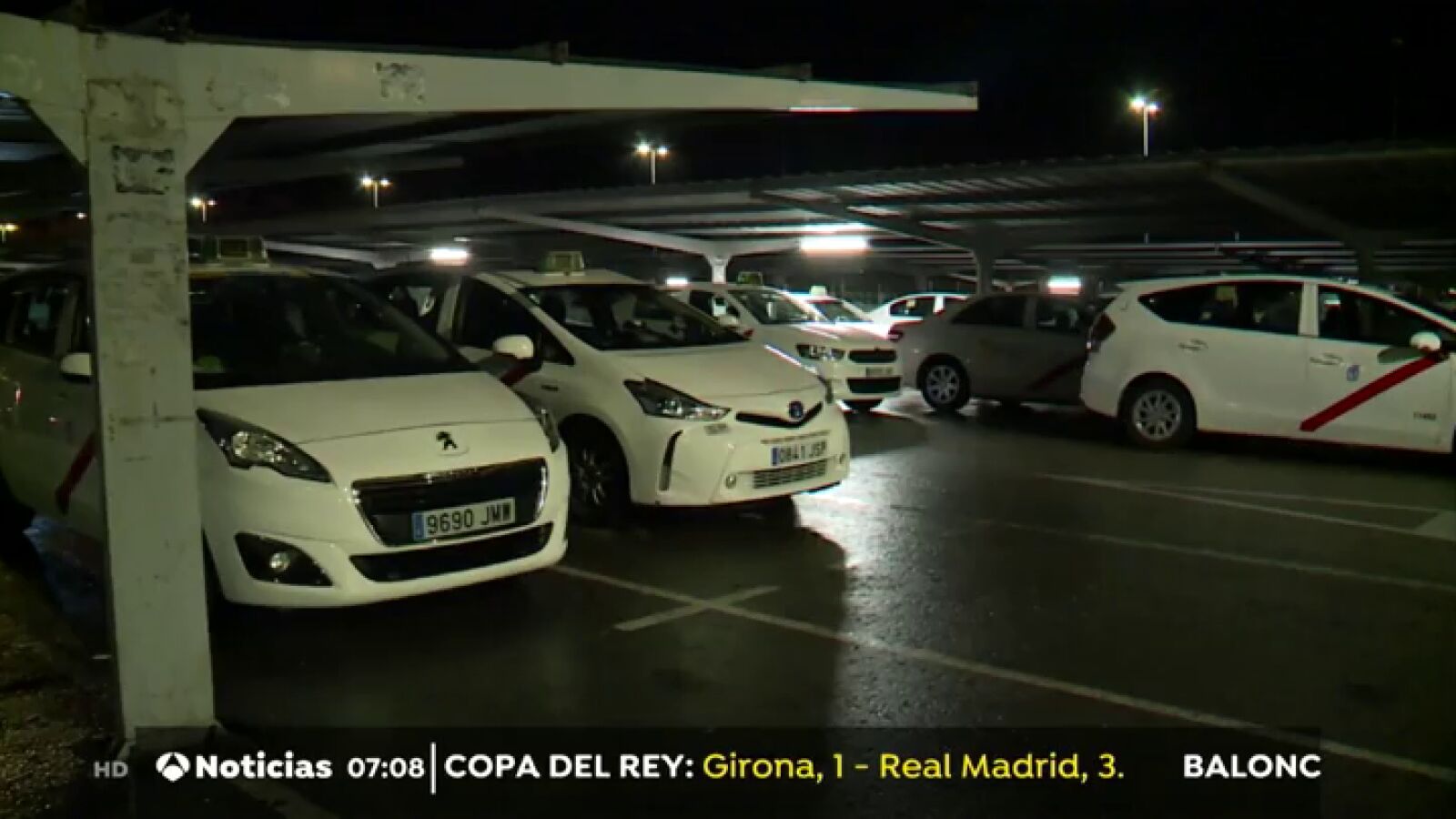 Comienzan a concentrarse taxistas en la T4 de Madrid en su duodécima día de huelga