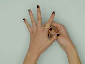 Cómo sacar un anillo atascado del dedo