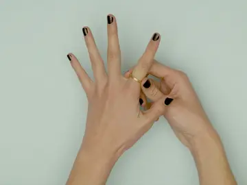 Cómo sacar un anillo atascado del dedo Cómo sacar un anillo atascado del dedo