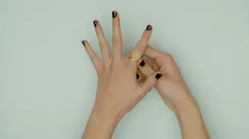 Cómo sacar un anillo atascado del dedo