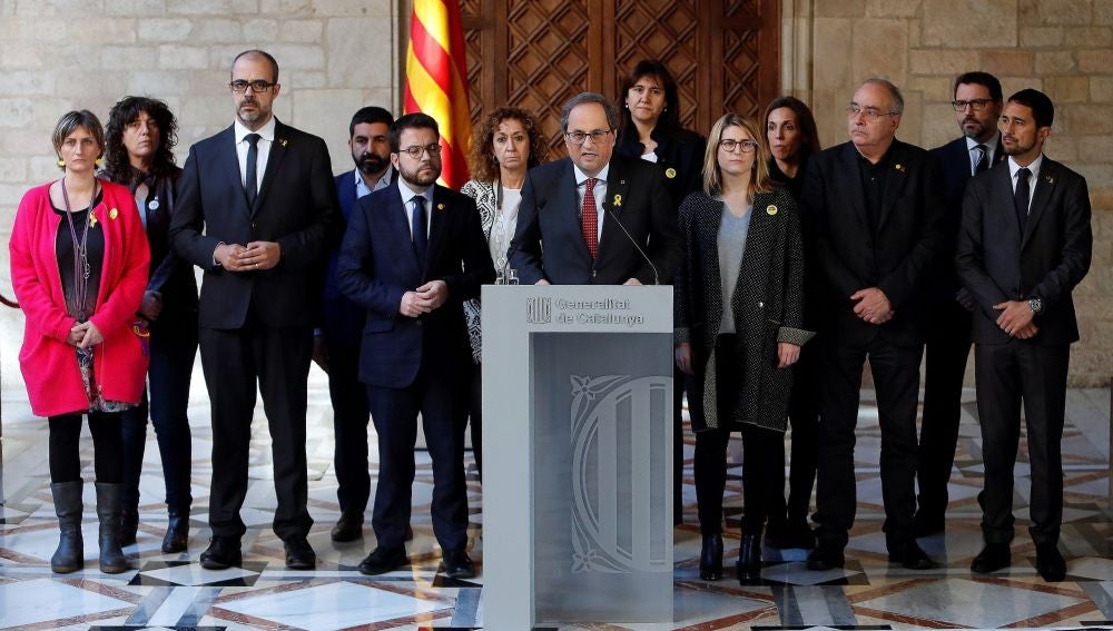 El presidente de la Generalitat, Quim Torra, acompañado por los miembros de su gobierno