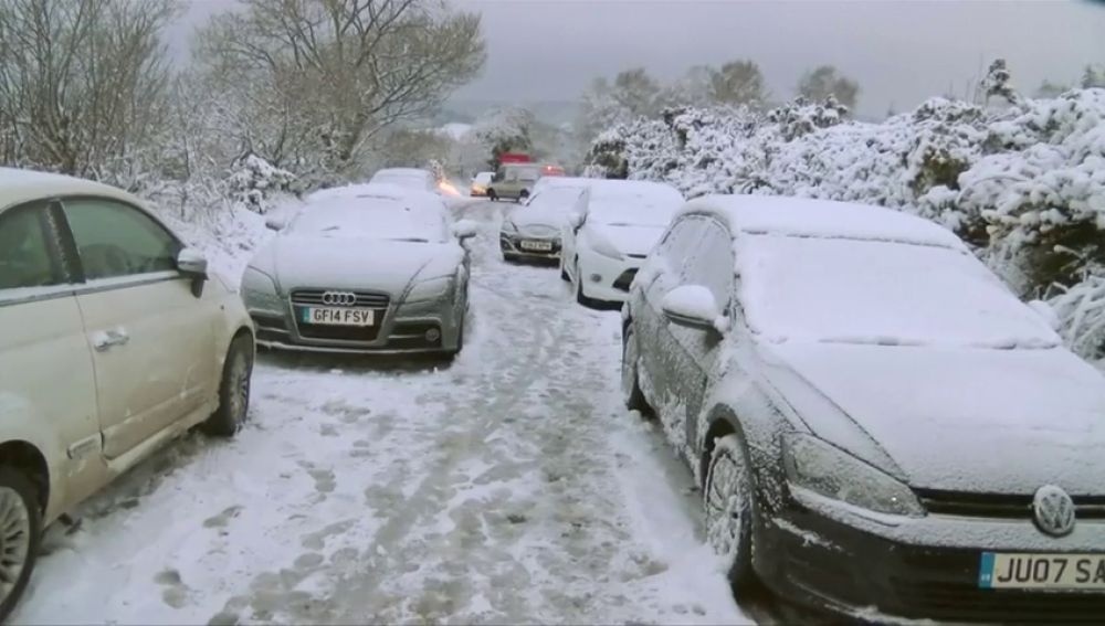 En Reino Unido escuelas cerradas y vuelos cancelados por la nieve