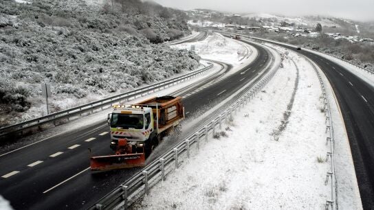 Una m&aacute;quina quitanieves retira nieve de la autov&iacute;a A-52