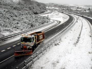 Una m&aacute;quina quitanieves retira nieve de la autov&iacute;a A-52