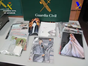 Fotografías tras la que una pasajera de El Prat ocultó 3 kg de droga Fotografías tras la que una pasajera de El Prat ocultó 3 kg de droga