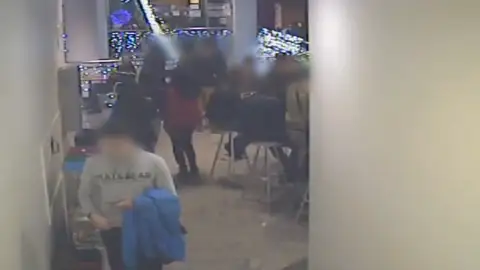 Un joven abusa sexualmente de un niño de diez años en los aseos de un centro comercial de La Rioja Un joven abusa sexualmente de un niño de diez años en los aseos de un centro comercial de La Rioja