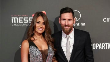Antonella Roccuzzo deslumbra con este mono junto a Leo Messi