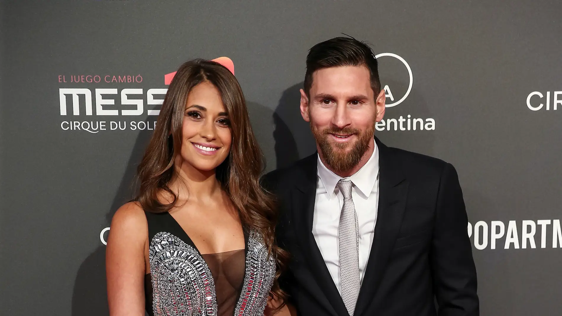 Antonella Roccuzzo deslumbra con este mono junto a Leo Messi