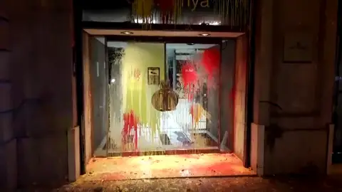 Arran y CDR tiran botes de puntura a la fachada de la consellería de Interior y la Fiscalía del TSJC Arran y CDR tiran botes de puntura a la fachada de la consellería de Interior y la Fiscalía del TSJC