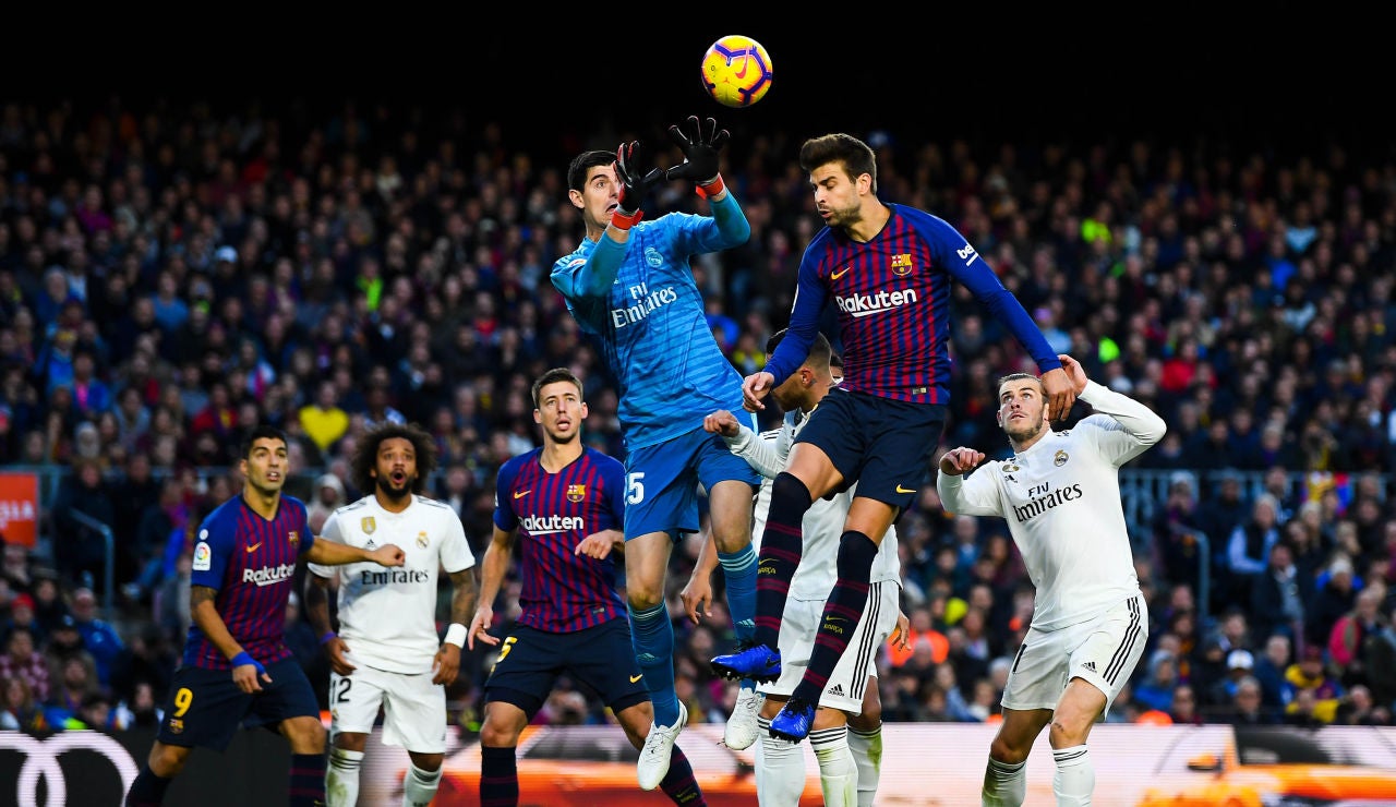 Momento de un Clásico entre Real Madrid y Barcelona Momento de un Clásico entre Real Madrid y Barcelona