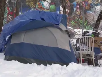Un héroe desconocido paga habitaciones de hotel a 70 personas sin hogar para que duerman calientes durante la ola de frío extremo en Chicago Un héroe desconocido paga habitaciones de hotel a 70 personas sin hogar para que duerman calientes durante la ola de frío extremo en Chicago