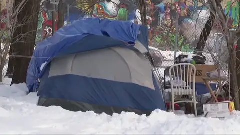 Un héroe desconocido paga habitaciones de hotel a 70 personas sin hogar para que duerman calientes durante la ola de frío extremo en Chicago Un héroe desconocido paga habitaciones de hotel a 70 personas sin hogar para que duerman calientes durante la ola de frío extremo en Chicago