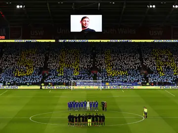 Homenaje a Emiliano Sala en el campo del Cardiff City Homenaje a Emiliano Sala en el campo del Cardiff City