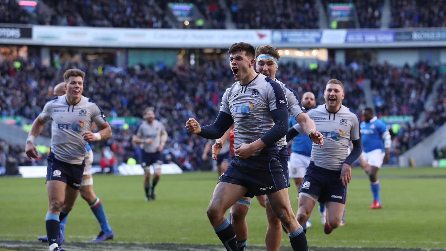 Blair Kinghorn celebra un ensayo ante Italia Blair Kinghorn celebra un ensayo ante Italia