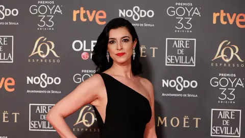 Blanca Romero ha optado por el negro Alfombra roja Premios Goya 2019