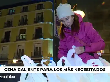 Un grupo de voluntarios prepara comida casera para entregarla a diario a los más necesitados Un grupo de voluntarios prepara comida casera para entregarla a diario a los más necesitados