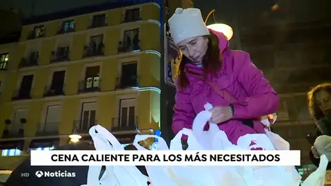 Un grupo de voluntarios prepara comida casera para entregarla a diario a los más necesitados Un grupo de voluntarios prepara comida casera para entregarla a diario a los más necesitados