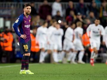 Leo Messi, brazos en jarra tras un gol del Valencia