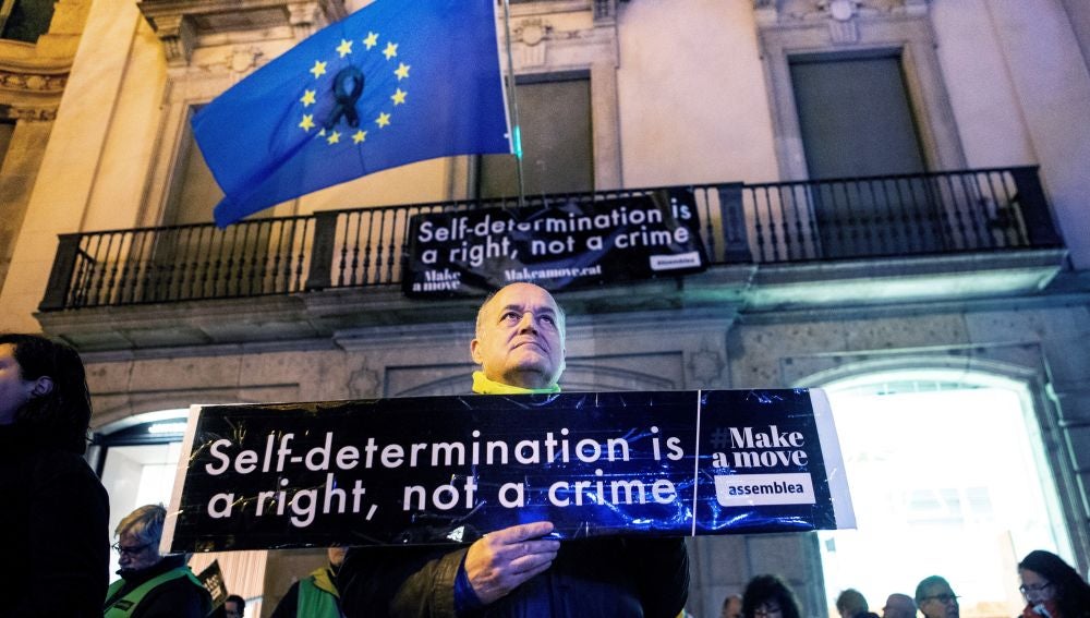 Miembro de la ANC frente a la sede de la Comisión Europea en Barcelona