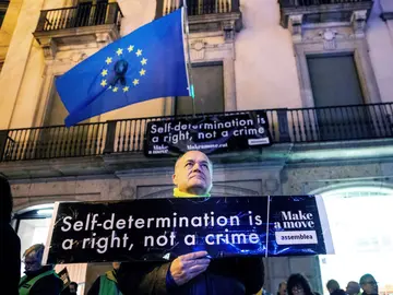 Miembro de la ANC frente a la sede de la Comisión Europea en Barcelona Miembro de la ANC frente a la sede de la Comisión Europea en Barcelona