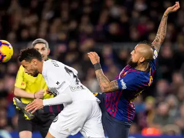 Francis Coquelin disputa un balón con Arturo Vidal Francis Coquelin disputa un balón con Arturo Vidal