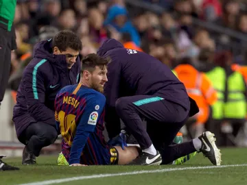 Leo Messi es atendido en la banda del Camp Nou Leo Messi es atendido en la banda del Camp Nou