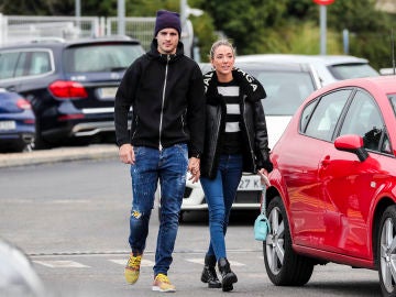 Álvaro Morata y Alice Campello viendo coches Álvaro Morata y Alice Campello viendo coches