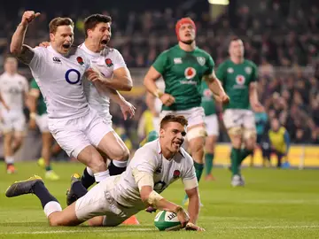 Los jugadores ingleses celebran un ensayo ante Irlanda en el Aviva Stadium Los jugadores ingleses celebran un ensayo ante Irlanda en el Aviva Stadium