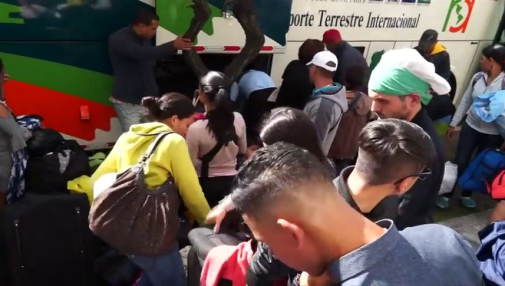 Decenas de venezolanos vuelven a su país por carretera desde Ecuador
